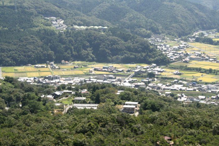 水晶山から眼下の釜戸町を眺める